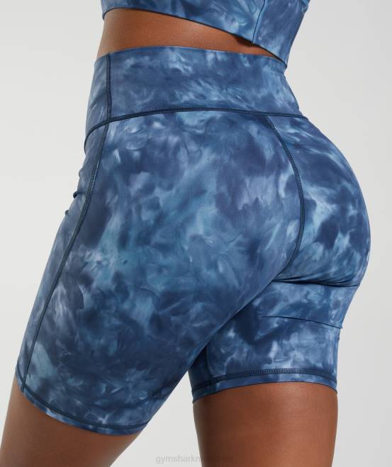 Blauer Sprühfarbstoff am Seeufer Kleidung Gymshark Frauen Elevate-Radhose 04P867