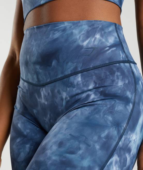 Blauer Sprühfarbstoff am Seeufer Kleidung Gymshark Frauen Elevate-Radhose 04P867