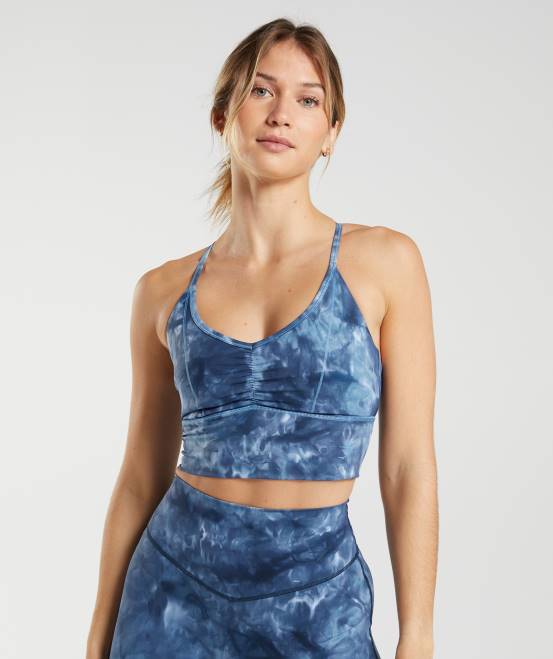 Blauer Sprühfarbstoff am Seeufer Kleidung Gymshark Frauen Langer Sport-BH von Elevate 04P8172