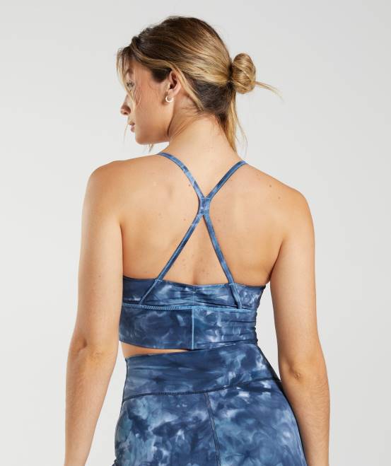 Blauer Sprühfarbstoff am Seeufer Kleidung Gymshark Frauen Langer Sport-BH von Elevate 04P8172