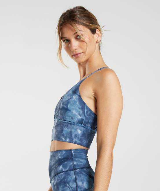 Blauer Sprühfarbstoff am Seeufer Kleidung Gymshark Frauen Langer Sport-BH von Elevate 04P8172