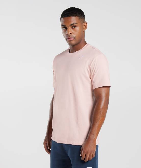 nebliges Rosa Kleidung Gymshark Männer T-Shirt mit Wappen 04P8680